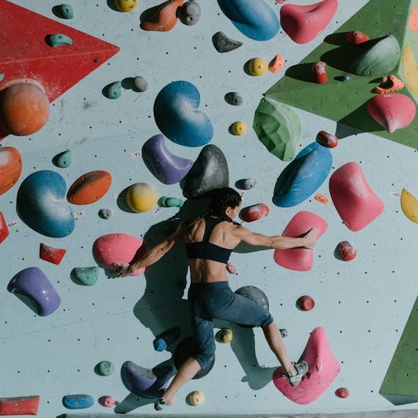 En kvinde er i gang med bouldering