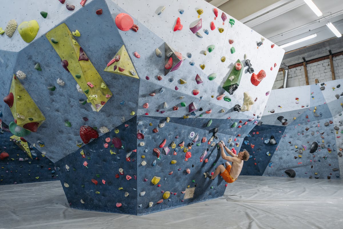 Person går klar til at dyrke bouldering